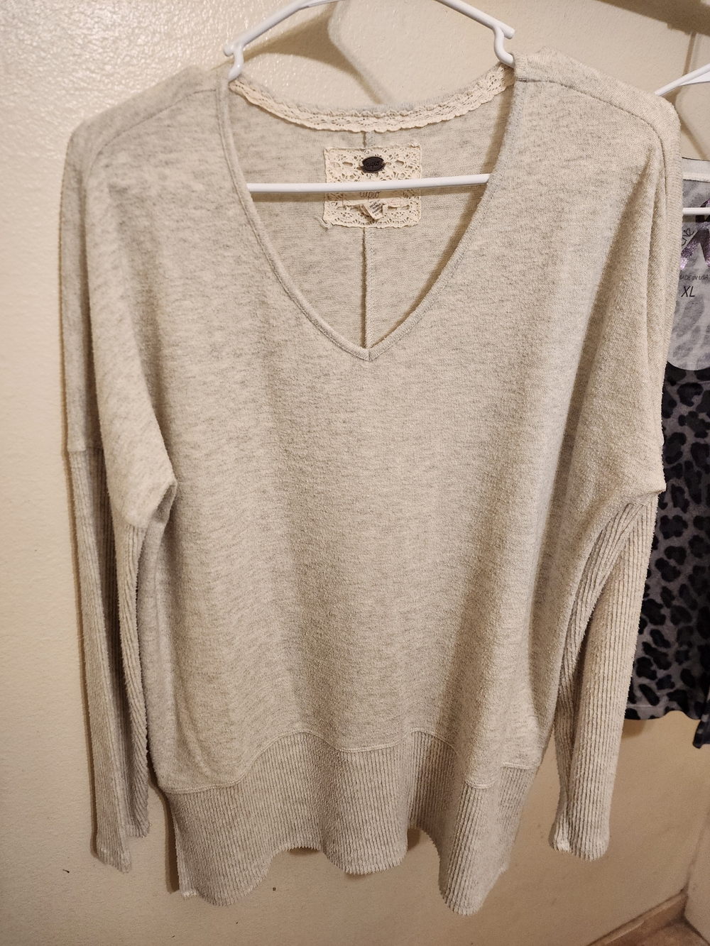 Cupio Light Grey/Cream V-Neck Knit Sweater Wonen's Size M